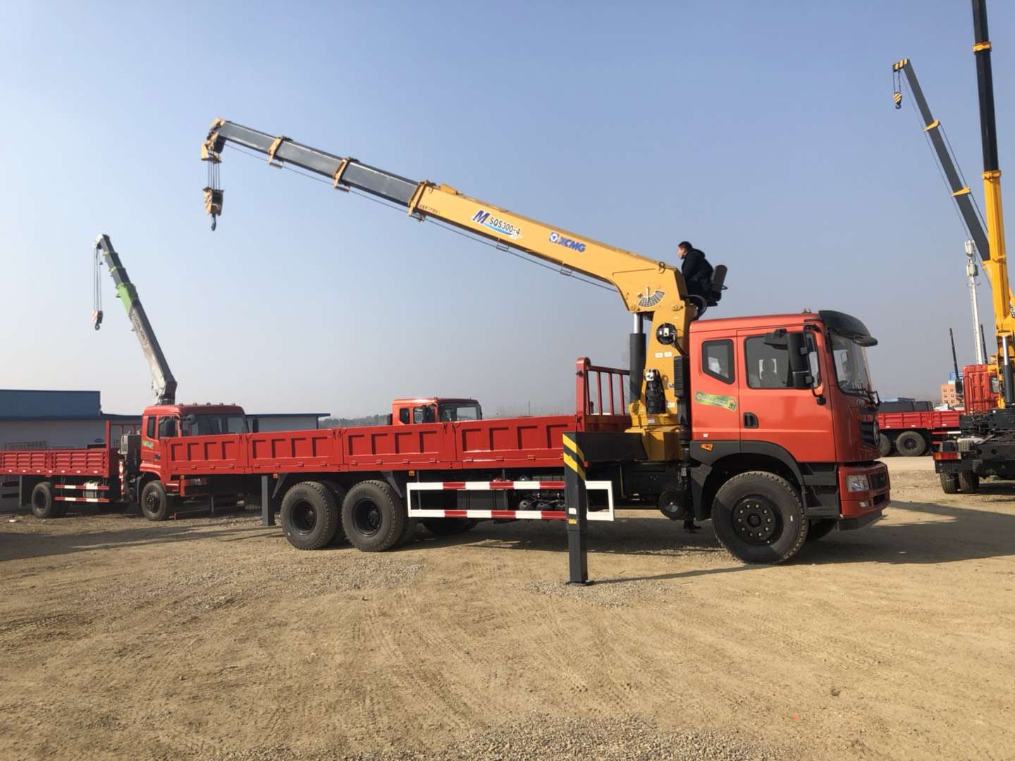 徐工12噸東風(fēng)隨車吊,12噸東風(fēng)后八輪隨車起重運(yùn)輸車